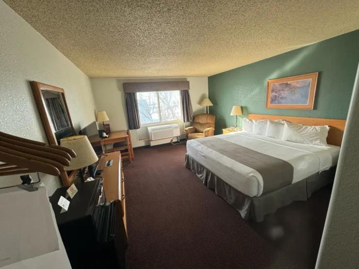 Fossil Creek Hotel & Suites Russell Buitenkant foto