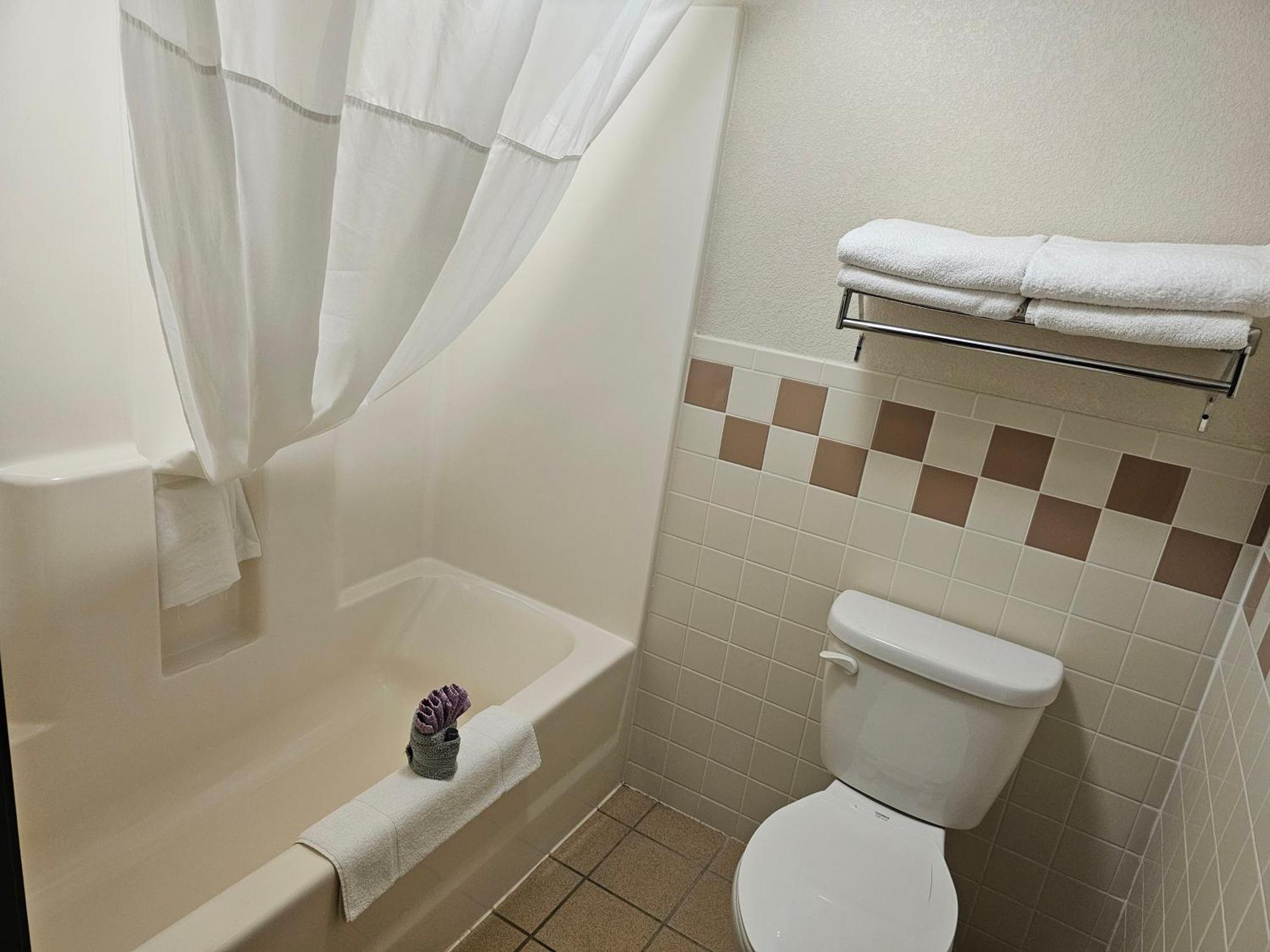 Fossil Creek Hotel & Suites Russell Buitenkant foto