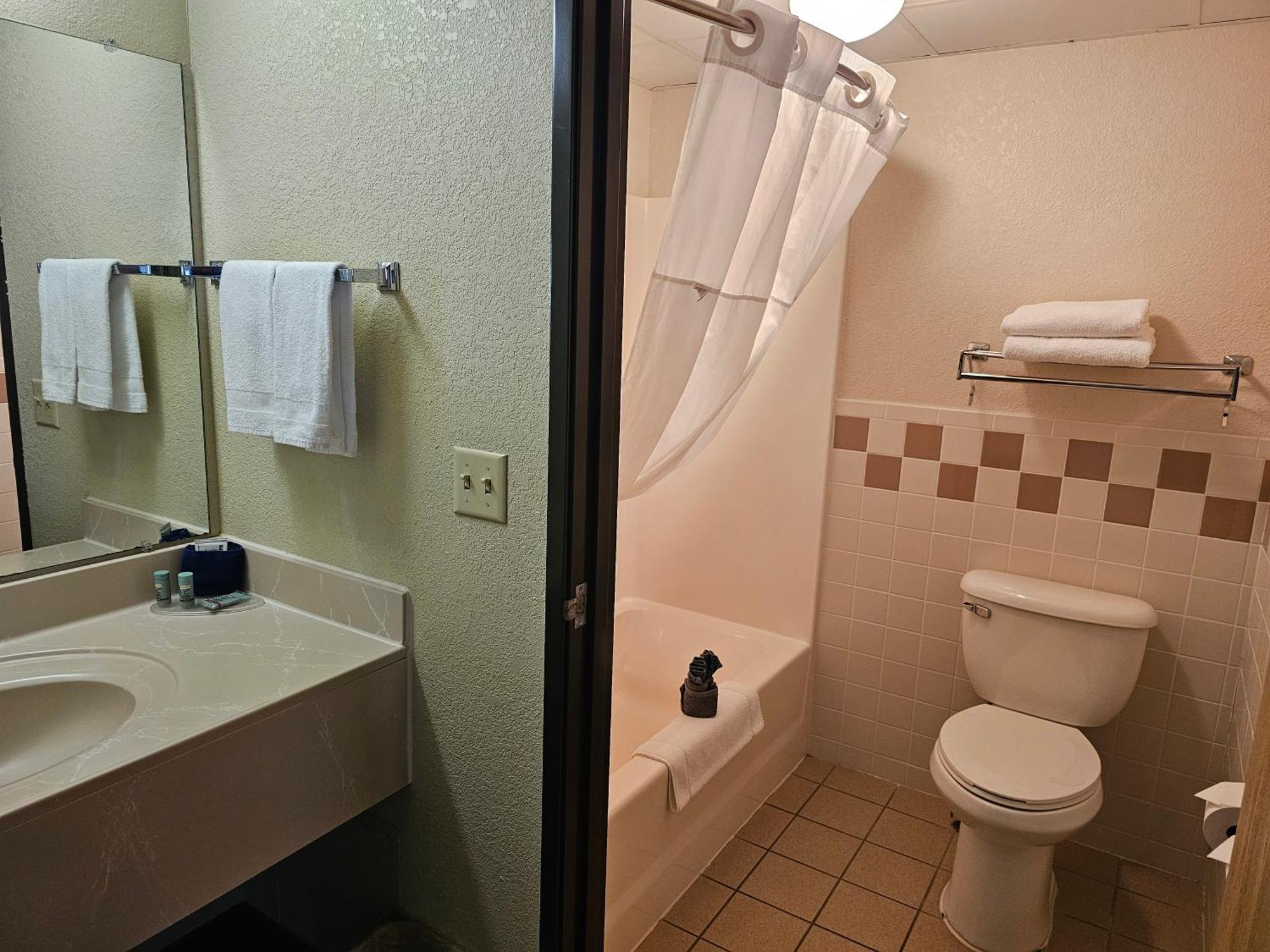 Fossil Creek Hotel & Suites Russell Buitenkant foto