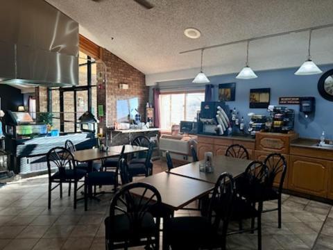 Fossil Creek Hotel & Suites Russell Buitenkant foto